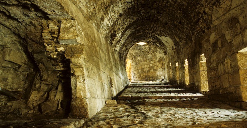 Innenansicht eines steinernen Ganges in der Kreuzritterburg Krak des Chevaliers in Homs in Syrien